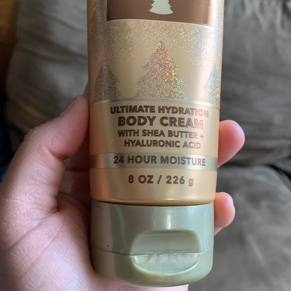 NEW Bath & Body Works GOLDEN BERRY MISTLETOE Ultimate Hydration Body Cream 8 oz - Picture 5 of 9